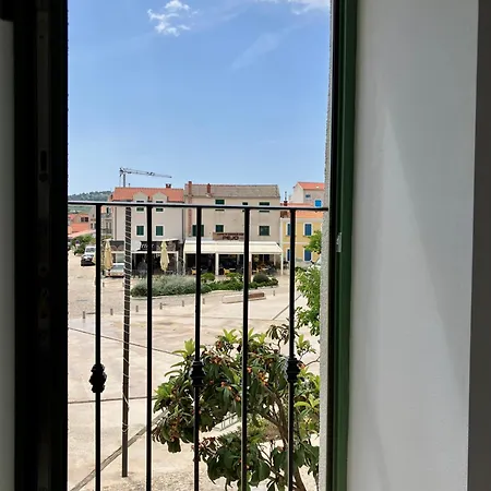 Agora *